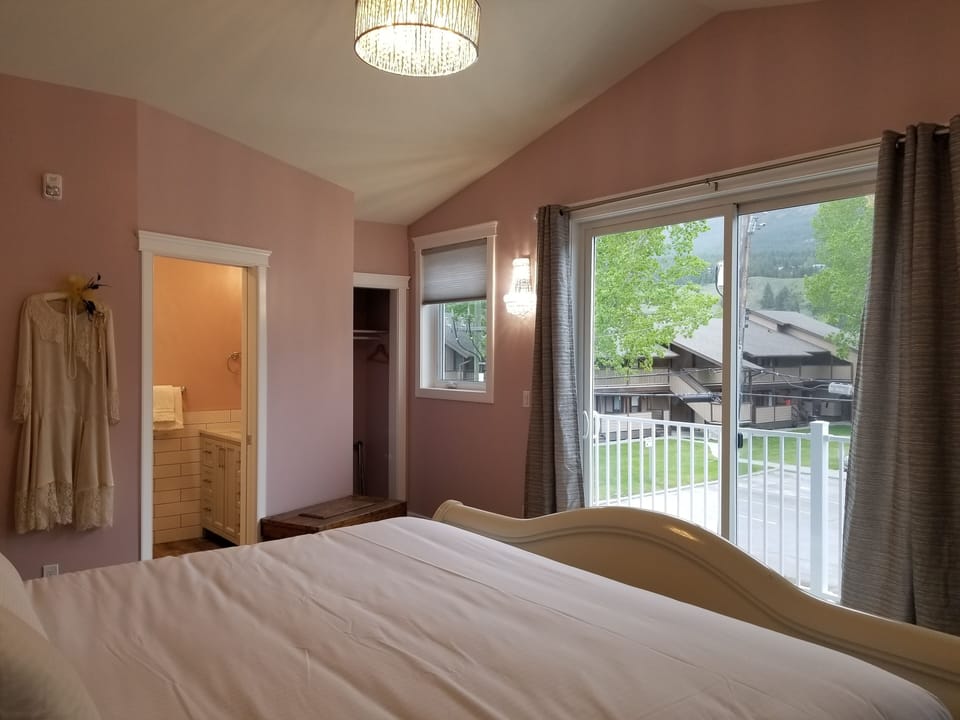 Castle Mountain, 1 King Bed, 2nd floor, A/C, Mountain View, deck | WiFi (free), individually decorated, individually furnished, bed sheets