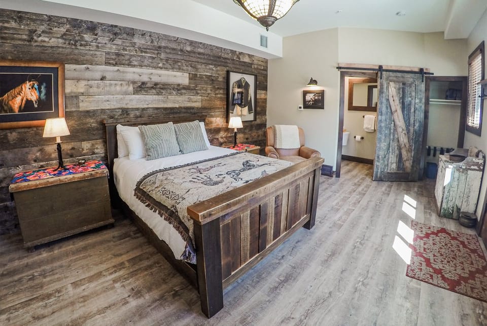 Grotto Mountain, 1 King Bed, 1st floor, A/C | WiFi (free), individually decorated, individually furnished, bed sheets