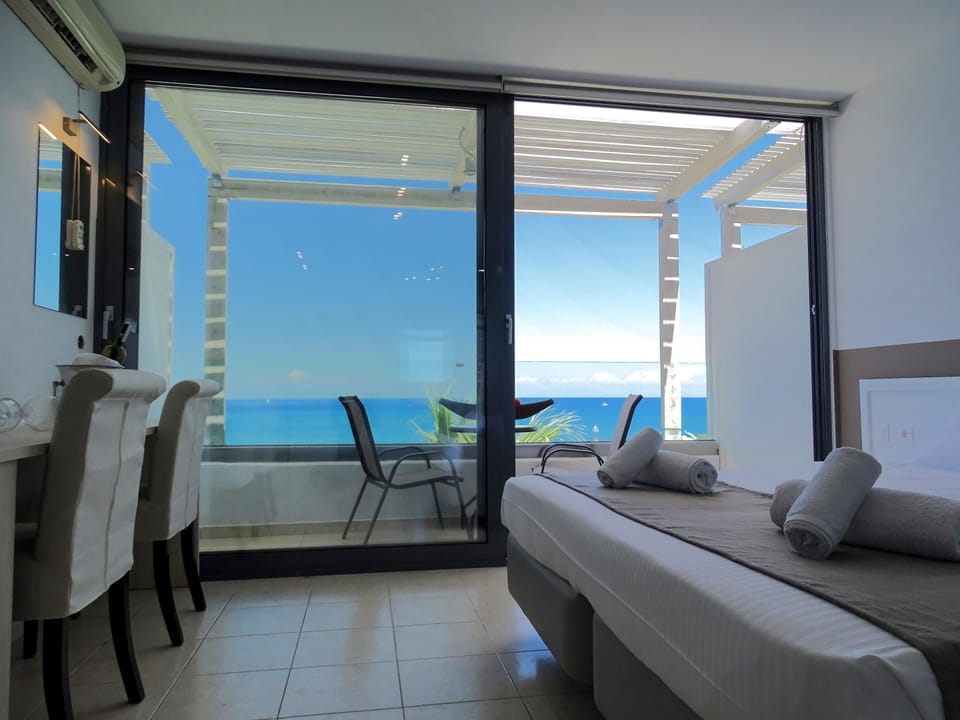 Deluxe Room, Sea View | Premium bedding, minibar, desk, free cribs/infant beds