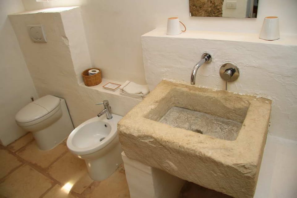 Comfort Double Room | Bathroom | Shower, free toiletries, hair dryer, bidet