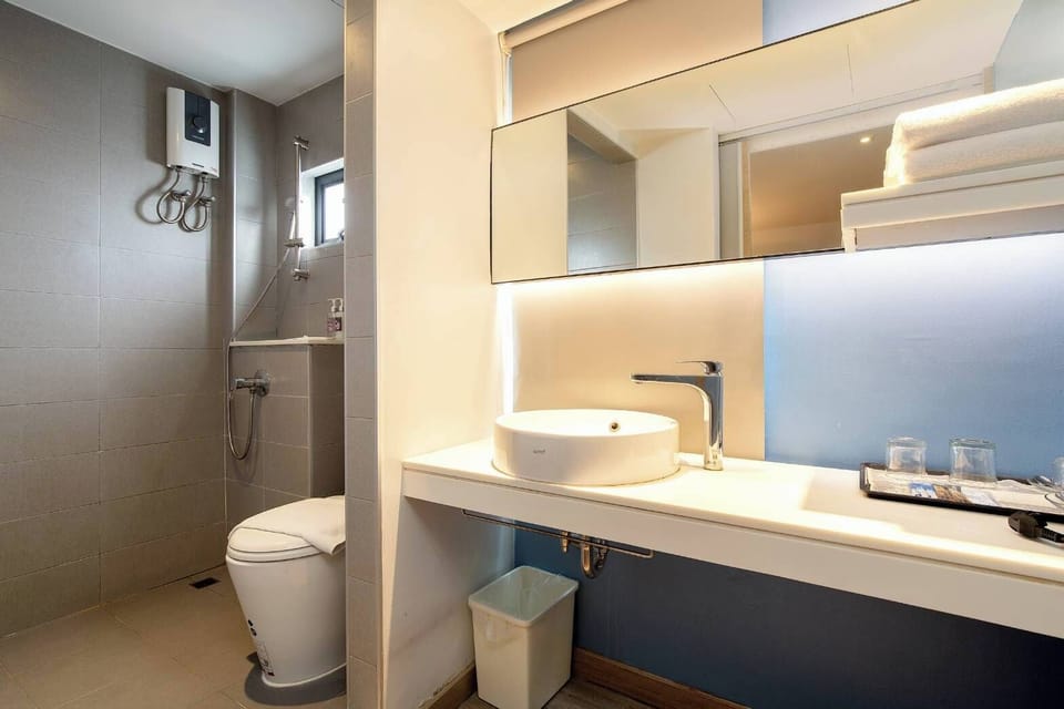 Deluxe Twin Room | Blackout drapes, free WiFi, bed sheets