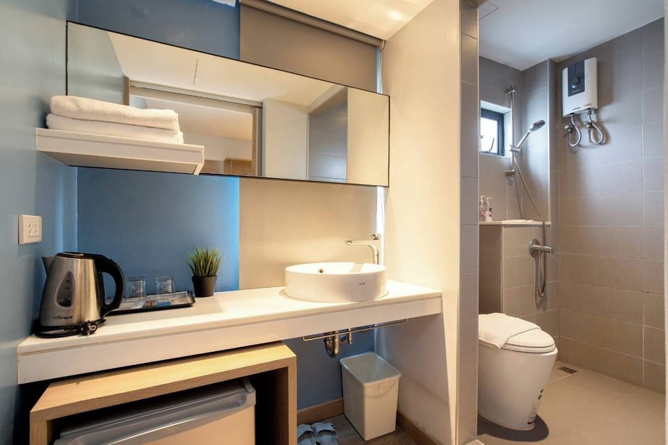 Deluxe Room | Blackout drapes, free WiFi, bed sheets