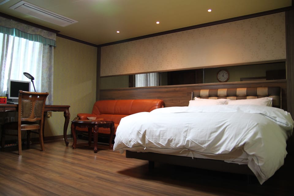 Suite | Desk, blackout drapes, iron/ironing board, free WiFi