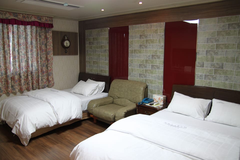 Deluxe Twin Room | Desk, blackout drapes, iron/ironing board, free WiFi