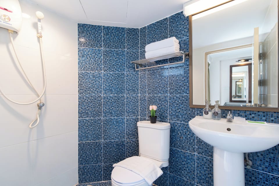 Standard Room | Bathroom | Shower, free toiletries, towels