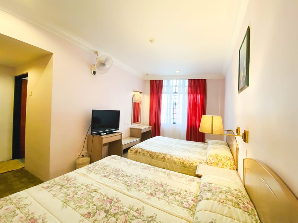 Deluxe Quadruple Room | In-room safe, desk, iron/ironing board, free WiFi