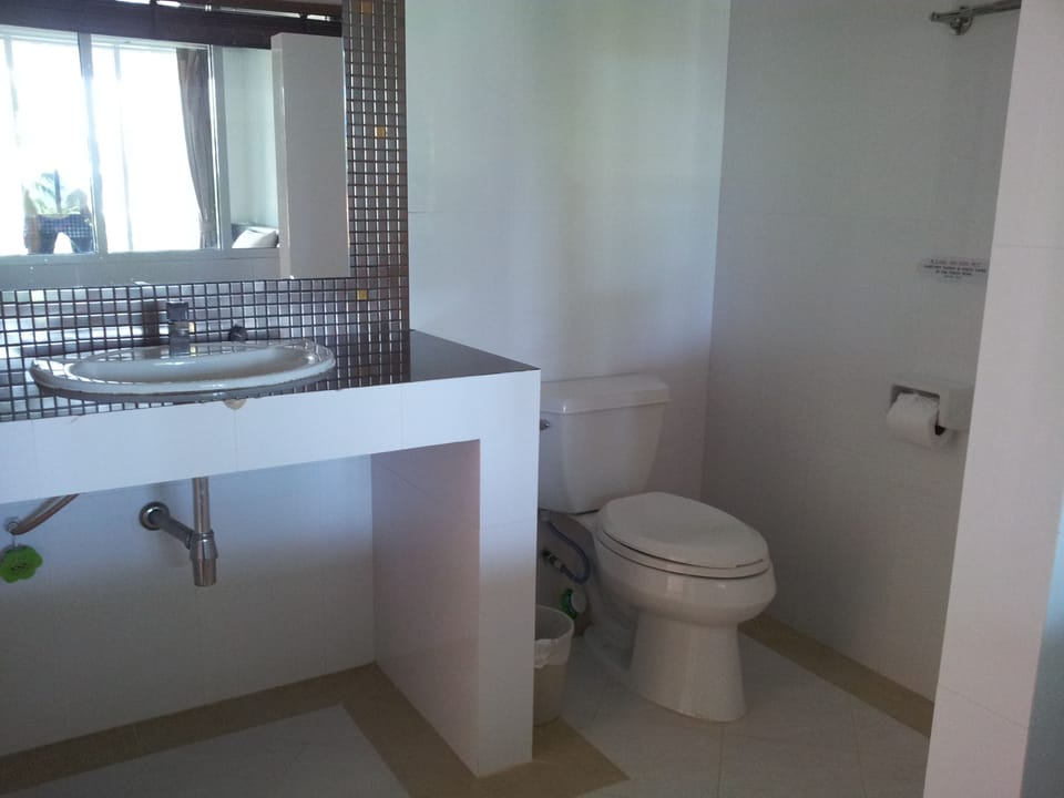 Family Room  / Free Round Trip pick up from Koh Mak Pier ( Must inform the hotel for boat schedule ) | Bathroom | Shower, free toiletries, hair dryer, towels