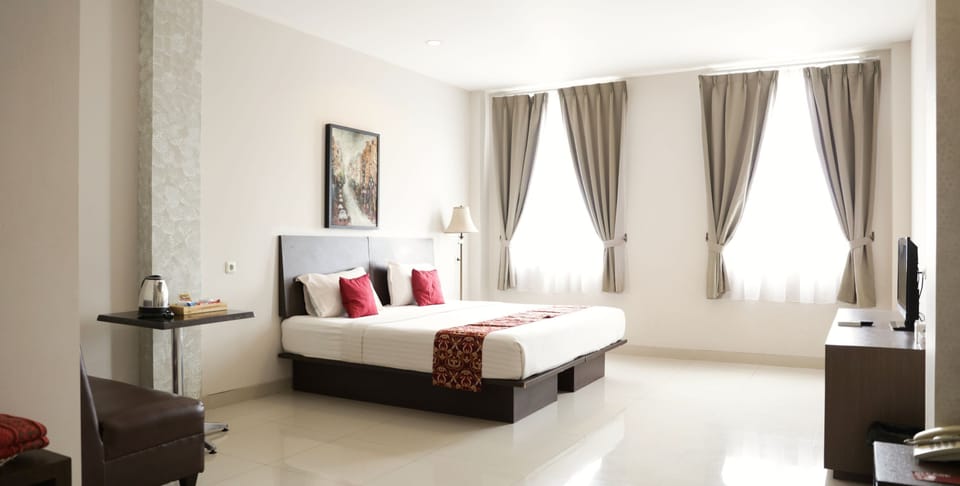 Deluxe Double or Twin Room | Desk, blackout drapes, soundproofing, rollaway beds