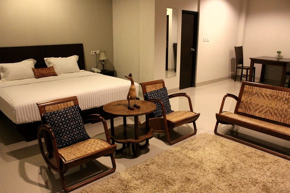 Junior Suite | Desk, blackout drapes, soundproofing, rollaway beds