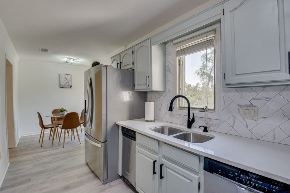 Signature Townhome, 3 Bedrooms, Balcony, River View | Private kitchen | Fridge, microwave, oven, stovetop