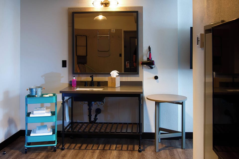 Room, 1 Queen Bed | Iron/ironing board, free cribs/infant beds, free WiFi, bed sheets