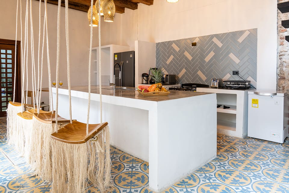 Luxury House | Breakfast area | Free daily continental breakfast