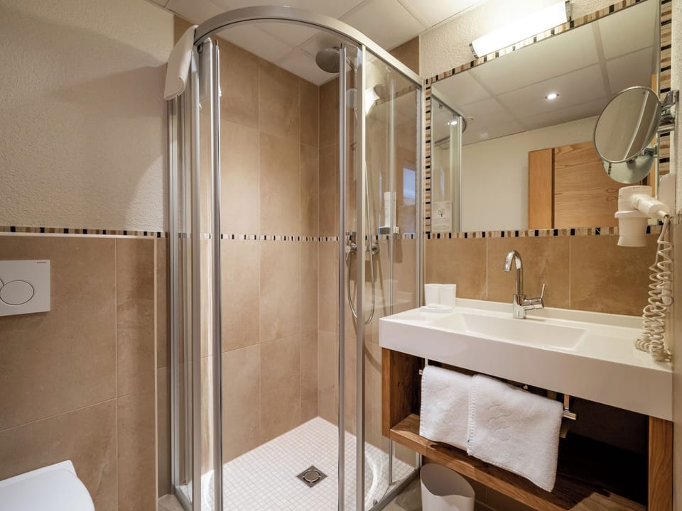 Shower, rainfall showerhead, free toiletries, hair dryer