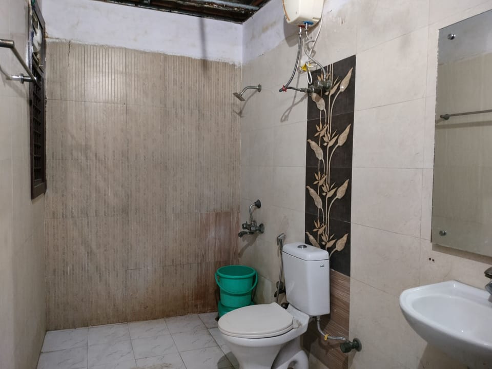 Deluxe Double Room | Bathroom | Combined shower/tub, free toiletries, towels