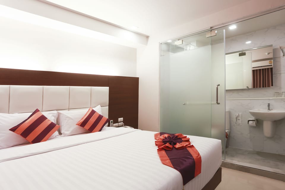 Deluxe Double Room | In-room safe, desk, blackout drapes, iron/ironing board