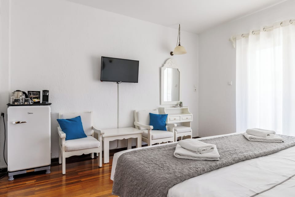 Economy Room, 1 Double Bed | Pillowtop beds, in-room safe, WiFi (free), bed sheets