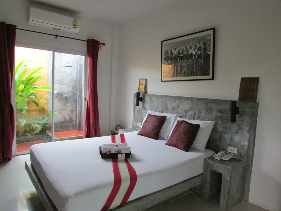 Deluxe Room | Desk, free WiFi