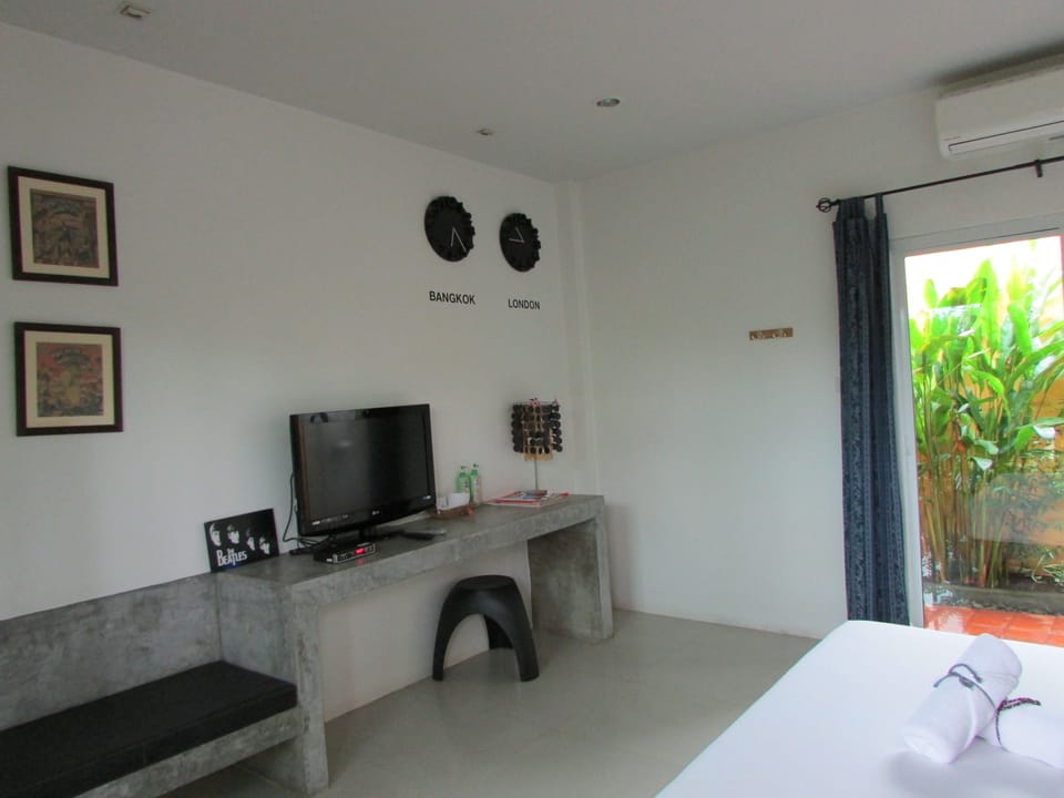 Deluxe Room | Desk, free WiFi