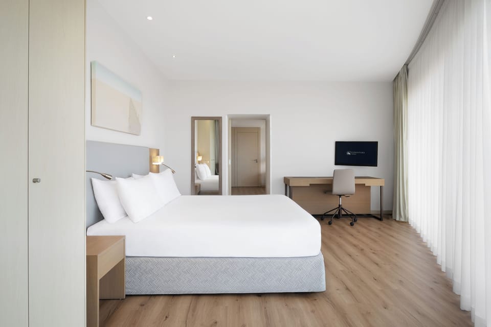 Minibar, in-room safe, desk, soundproofing