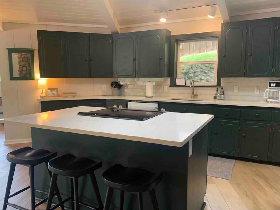 Large island and cooktop with plenty of room to move around in this kitchen 