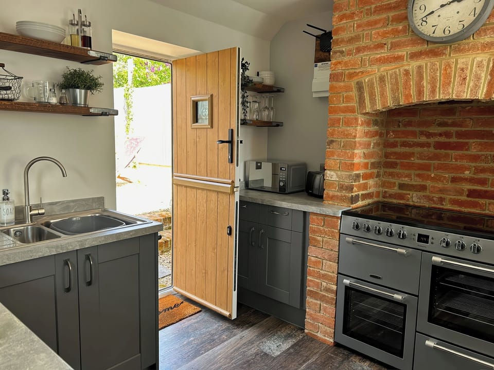 Cottage | Private kitchen | Fridge, dishwasher, electric kettle, toaster