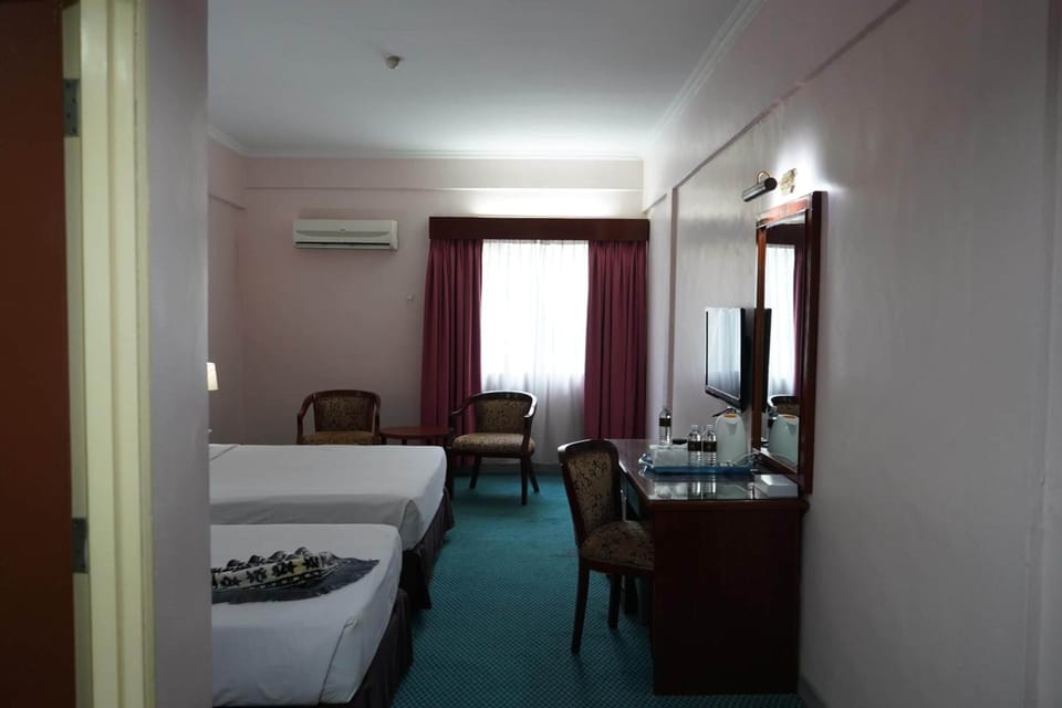 Minibar, in-room safe