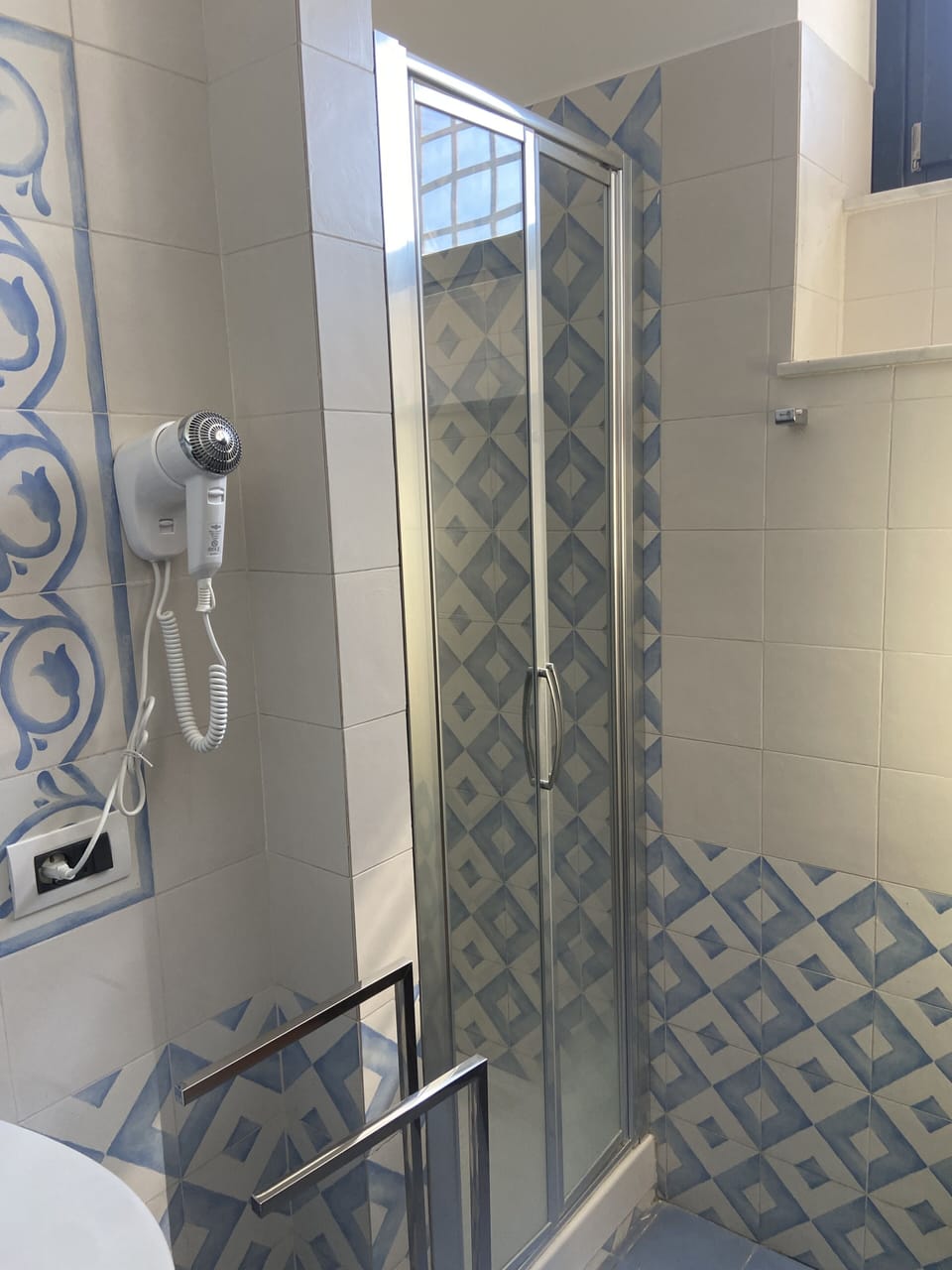 Exclusive Double Room | Bathroom | Shower, rainfall showerhead, free toiletries, hair dryer