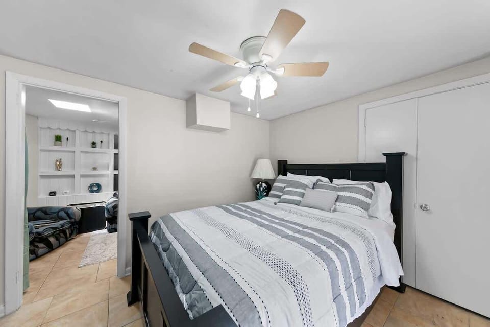 Queen Bedroom Set
- Ceiling Fan
- Walk-In Closet
- 6 Drawer Dresser