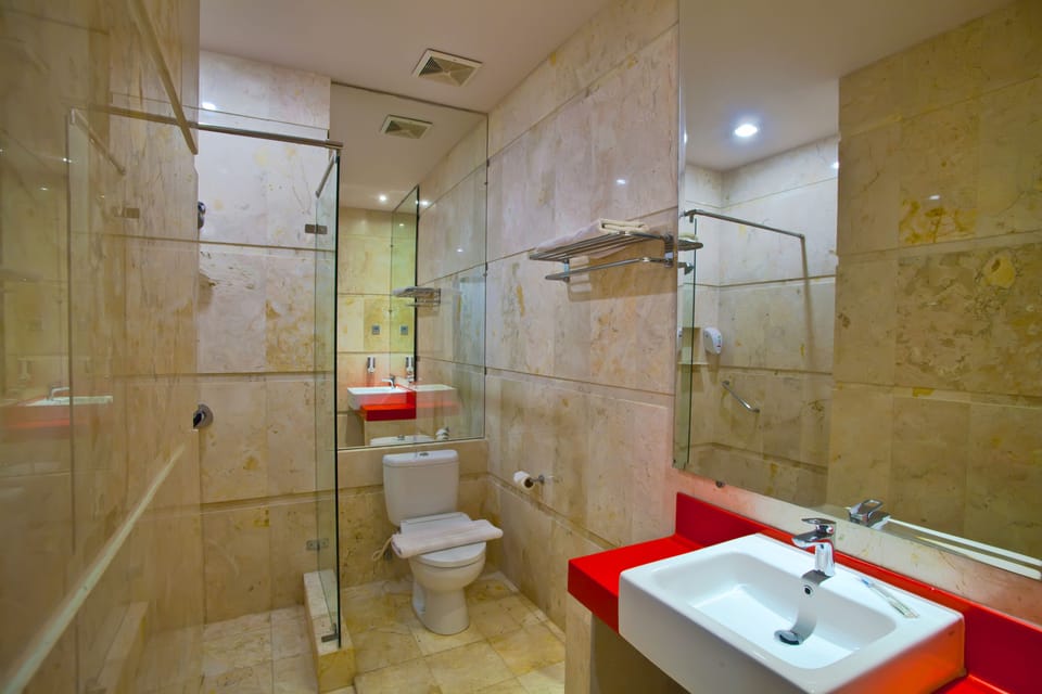 Shower, rainfall showerhead, free toiletries, hair dryer (on request)