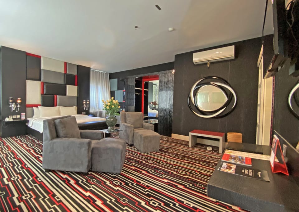 Executive Double Room | In-room safe, desk, blackout drapes, soundproofing