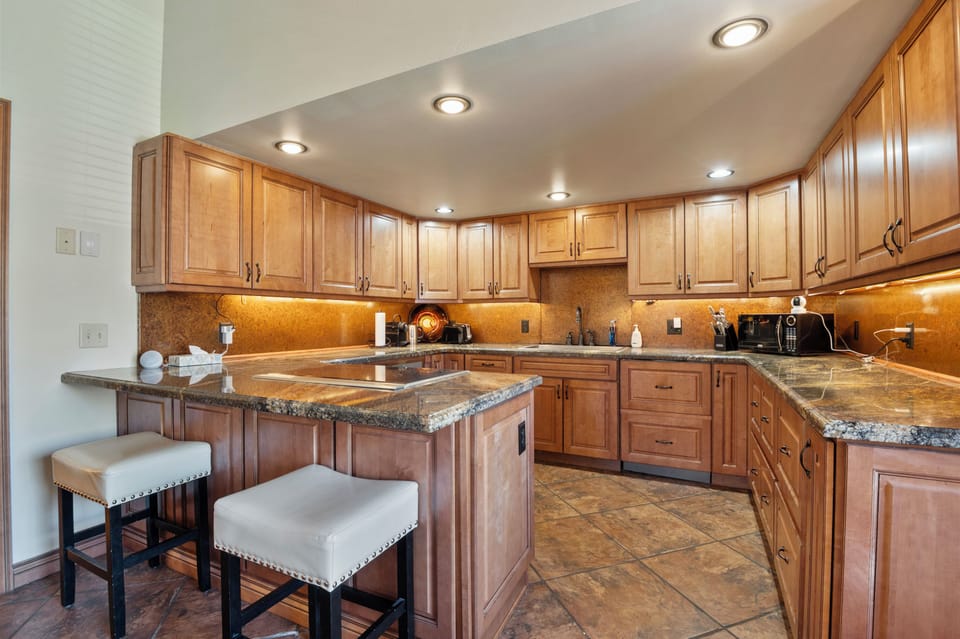 Red Pine G5 | Private kitchen | Full-size fridge, microwave, oven, stovetop