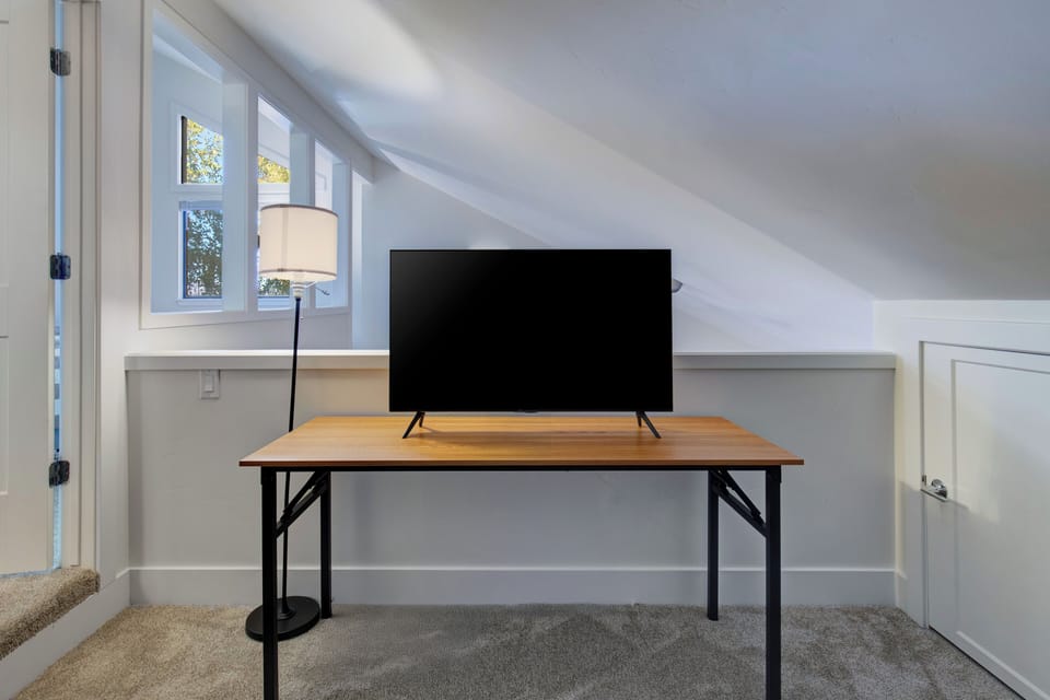 Red Pine U8 | Living area | Smart TV