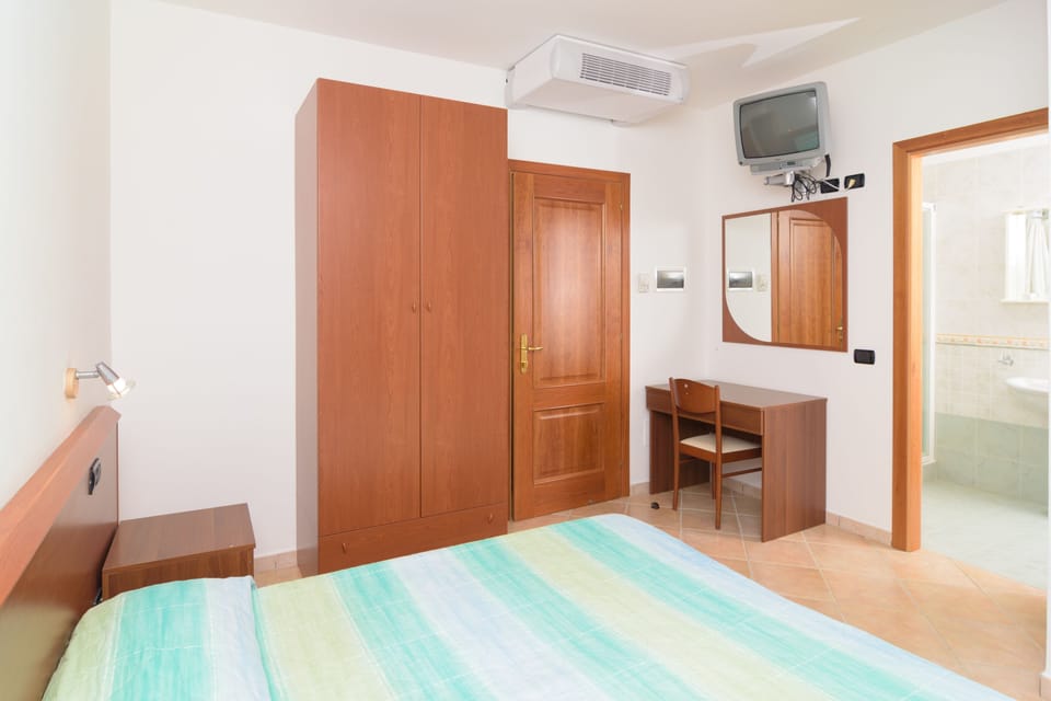 Economy Double Room | Desk, free cribs/infant beds, free WiFi