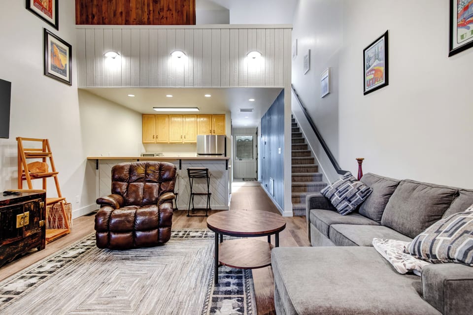 Studio | Living area | 40-inch flat-screen TV with cable channels
