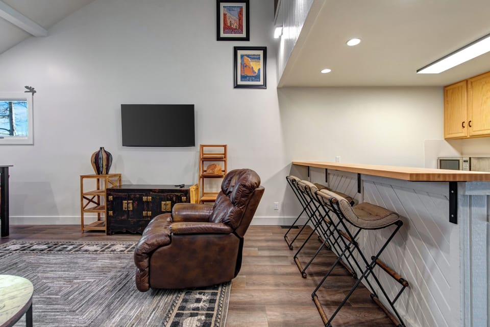 Studio | Living area | 40-inch flat-screen TV with cable channels
