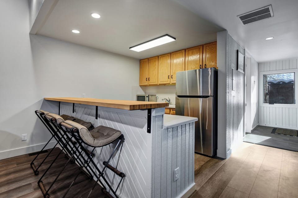 Studio | Private kitchen | Full-size fridge, oven, stovetop, coffee/tea maker