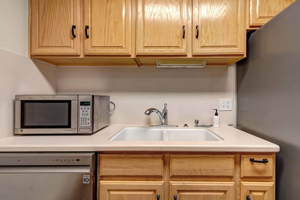 Studio | Private kitchen | Full-size fridge, oven, stovetop, coffee/tea maker