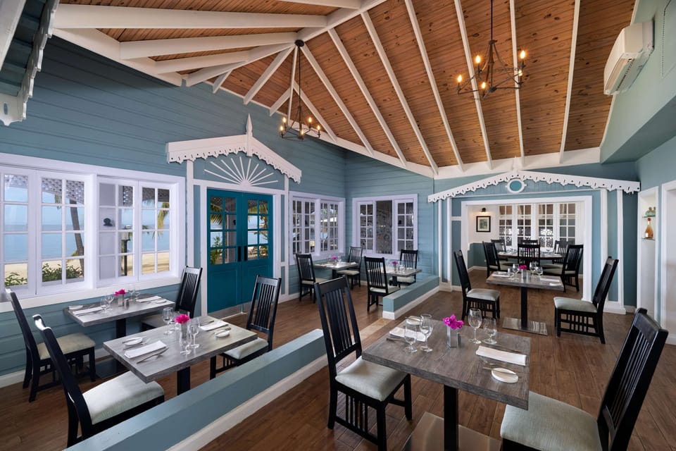 7 restaurants; breakfast, lunch, and dinner served