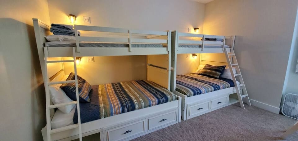 Bunkroom- Two Twin-over-Full Beds
One Twin-over Twin Bed
