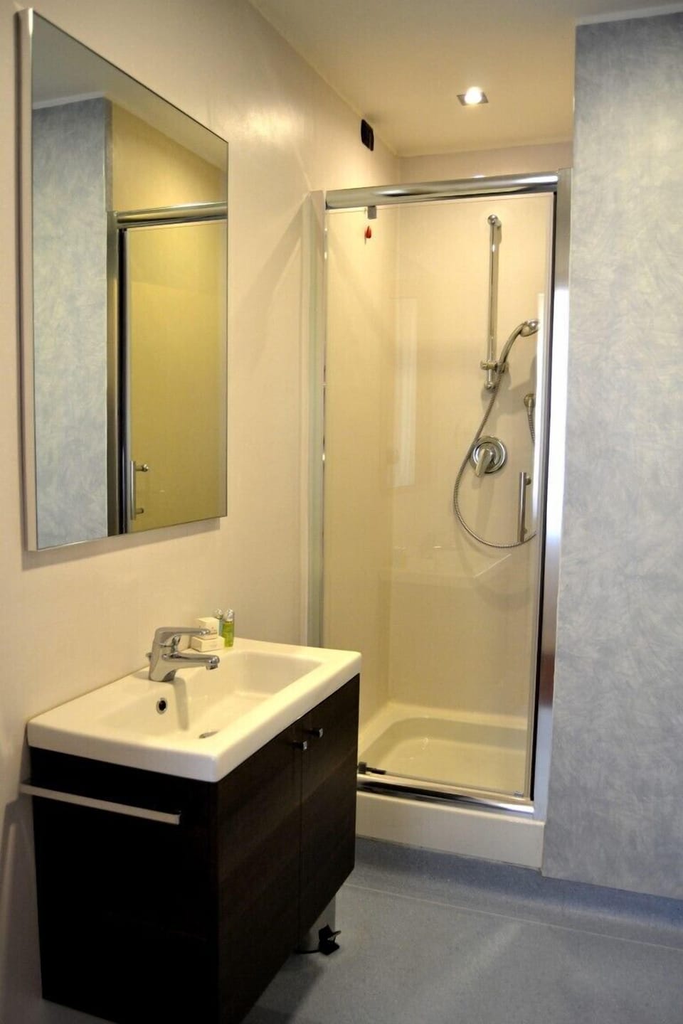 Single Room | Bathroom | Shower, hair dryer