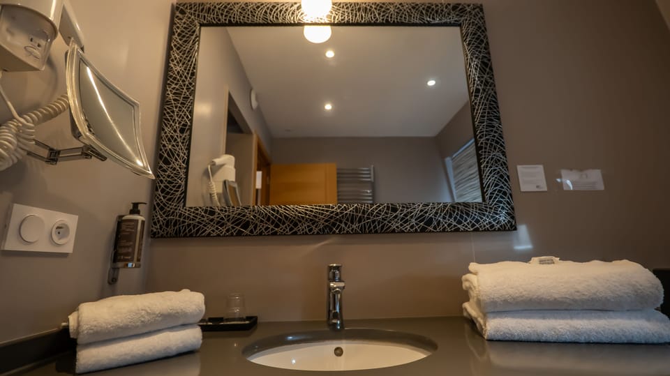 Prestige Room (1 to 4 persons) | Bathroom | Free toiletries, hair dryer, towels, soap