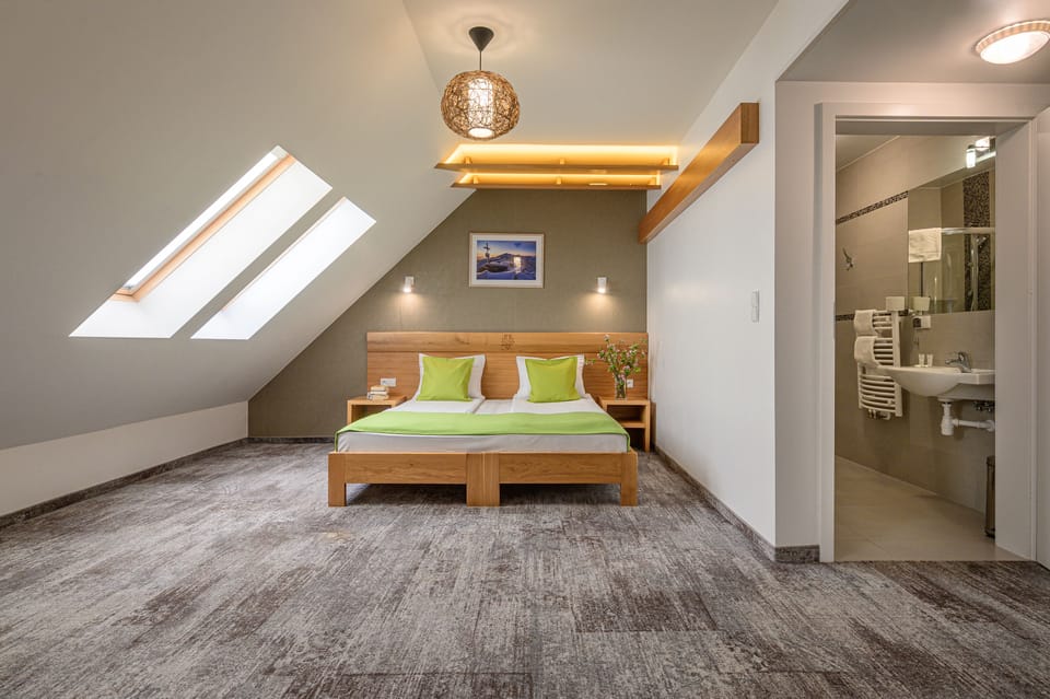 Premium bedding, desk, iron/ironing board, free WiFi