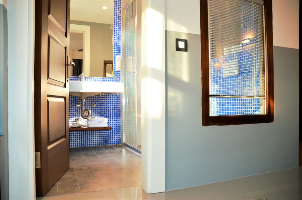 Shower, rainfall showerhead, free toiletries, hair dryer