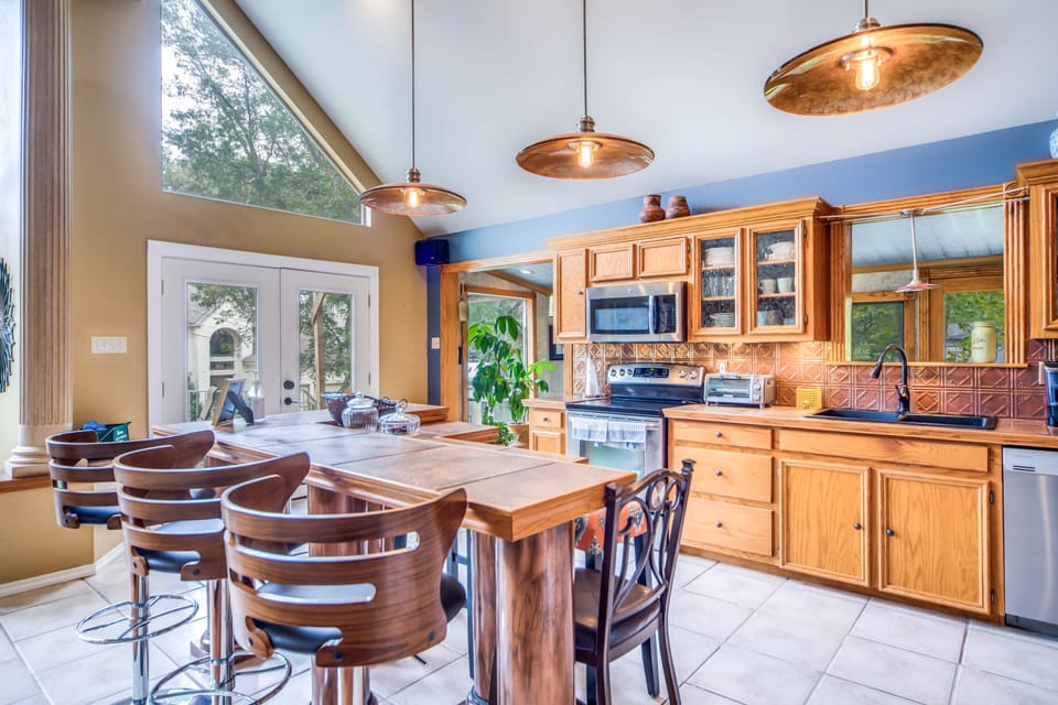 Kitchen with stove, oven, dishwasher 