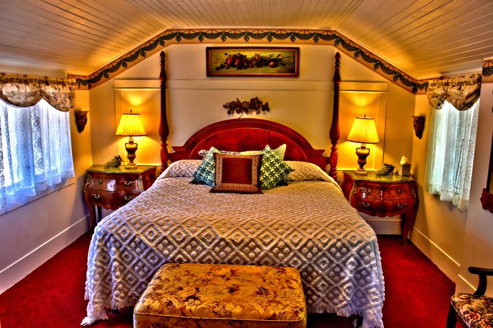 Titania King Room | Soundproofing, iron/ironing board, WiFi (free), individually decorated