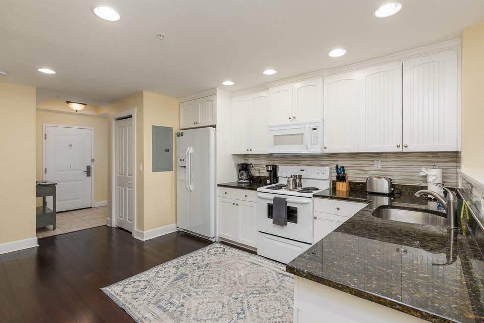 Kitchen, fully stocked with cooking/eating/drinking utensils
