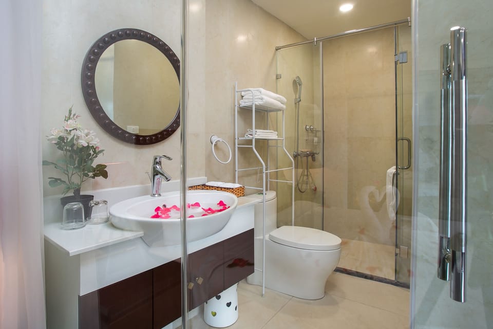 Au Coeur Signature Suite  | Bathroom | Slippers, bidet, towels