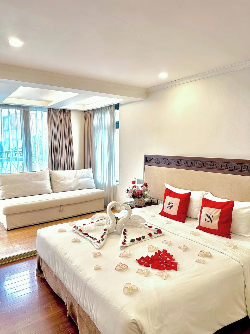 Au Coeur Balcony Suite | 1 bedroom, in-room safe, desk, laptop workspace