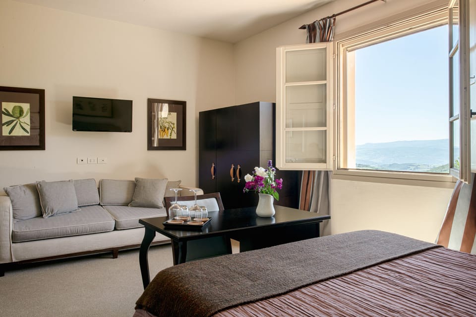 Deluxe Room | Minibar, in-room safe, desk, soundproofing