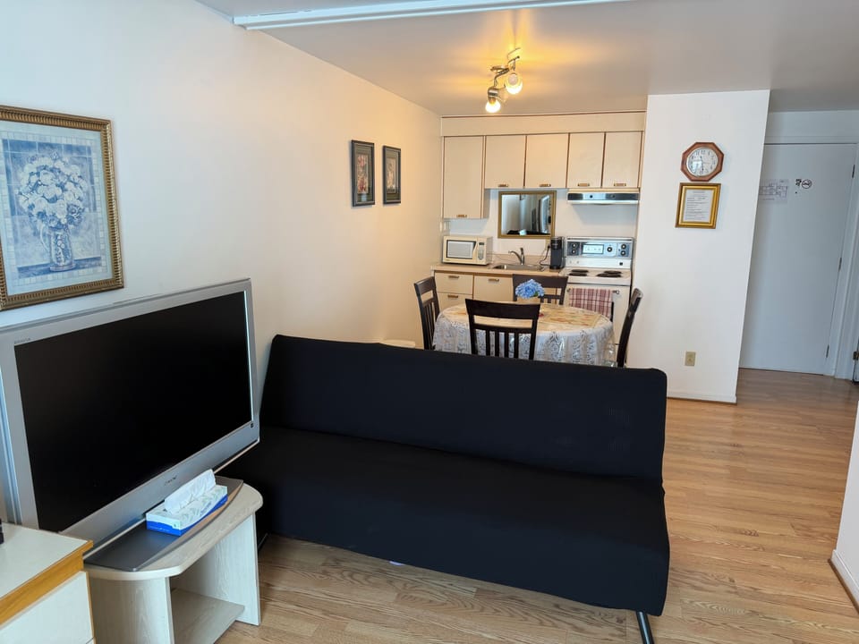 Studio, 1 Queen Bed with Sofa bed | Private kitchen | Fridge, microwave